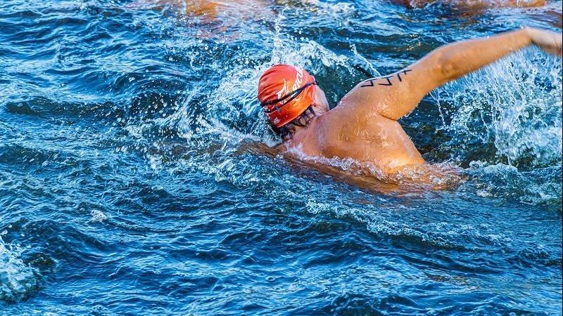 Expectativa é de que mais de 100 atletas participem da maratona 2 - Bertioga sedia circuito de maratona aquática Homem nadando - Imagem: Divulgação / Prefeitura de Bertioga