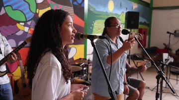 Estudantes durante apresentação musical Ilhabela promove festival de música estudantil Estudantes cantando - Imagem: Divulgação / Prefeitura de Ilhabela