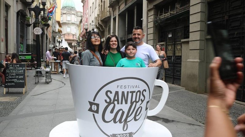 Mais de 100 mil copos de café foram degustados durante evento Santos: Festival do Café registra recorde de público Família dentro de xicara gigante - Imagem: Divulgação / Raimundo Rosa / Prefeitura de Santos