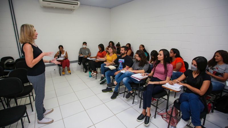 O período de inscrições vai até o dia 1º de junho. Serão duas turmas para cada curso, divididas nos períodos da manhã e tarde Praia Grande está com 100 novas vagas para capacitação profissional Pessoas em sala de aula em Praia Grande - Prefeitura de Praia Grande