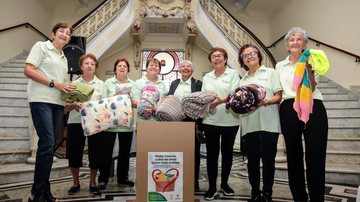 A ação vai até 21 de setembro e começa com sete pontos de arrecadação  Mulheres com cobertores para doação - Isabela Carrari