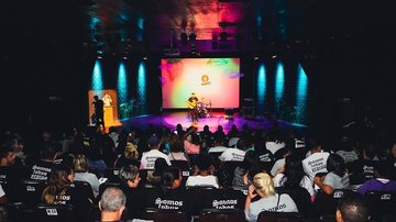 Artista durante apresentação da edição de 2022 do festival Melhor música de Guarujá vai ganhar bolada em dinheiro e gravação Artista musical se apresentando no palco - Imagem: Divulgação / Prefeitura de Guarujá
