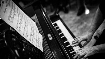 O evento será gratuito e irá começar às 19h Pessoa tocando piano - Por Marcelo Guedes
