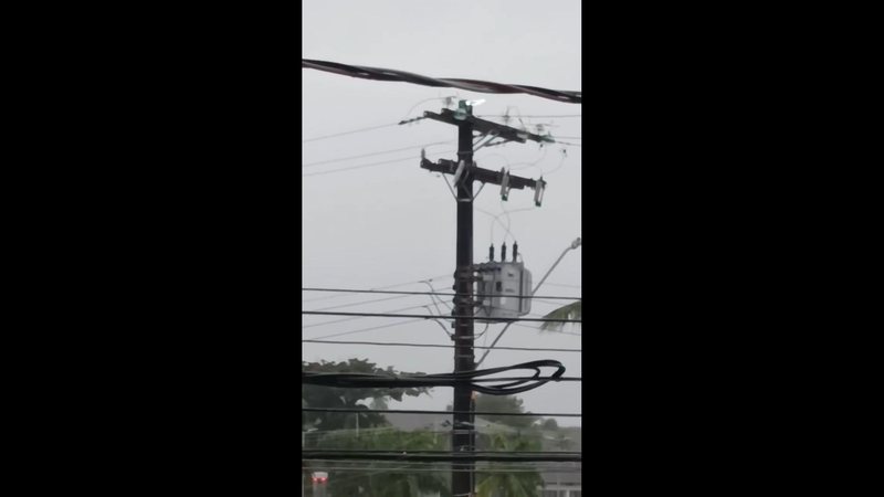 Mesmo com chuvas, fios do poste pegaram fogo Curto-circuito em poste deixa moradores de Bertioga sem luz Curto-circuito em poste - Imagem: Reprodução / Aconteceu em Bertioga@Instagram