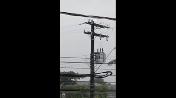 Mesmo com chuvas, fios do poste pegaram fogo Curto-circuito em poste deixa moradores de Bertioga sem luz Curto-circuito em poste - Imagem: Reprodução / Aconteceu em Bertioga@Instagram