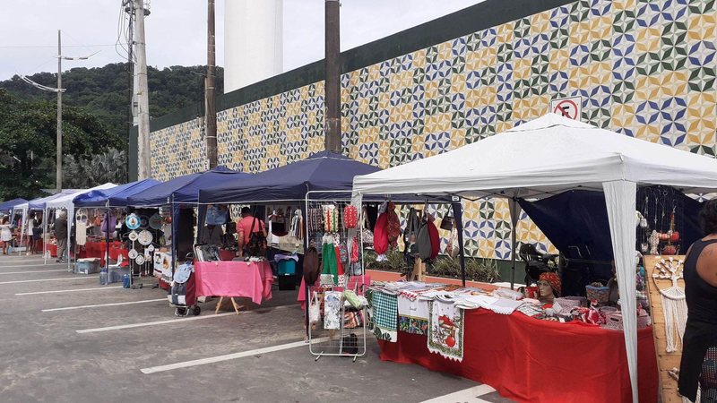 É possível comprar itens de vestuário, fuxico, tapetes, pedrarias e brinquedos, além de deliciosos doces e salgados Praia Grande: domingo tem feira de artesanato no Canto do Forte Feira de artesanato na Praça Duque de Caxias, em Praia Grande - Esther Zancan