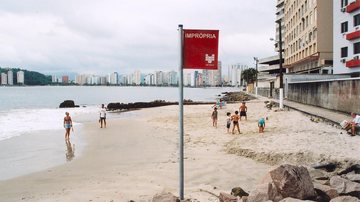 Em São Vicente, praia dos Milionários é uma das que estão impróprias para banho Mais de 30 praias estão com condições impróprias para banho na Baixada Santista Bandeira vermelha da Cetesb em praia de São Vicente - Cetesb