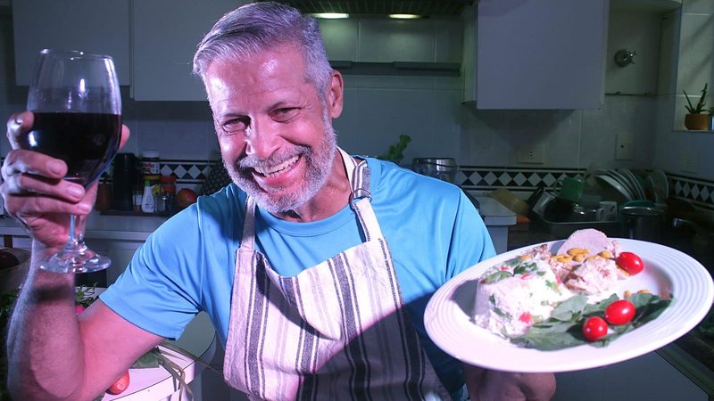 Proposta é trazer um olhar para a atualidade, desmistificando a ideia do idoso inativo, seja ele hétero ou LGBTQIA+, construída pela sociedade 'Jantar com Daddy' terá apresentação única no domingo (30), no Guarujá proposta é trazer um olhar para a atualida - Foto: Divulgação