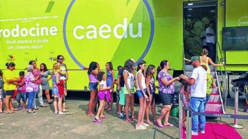 Os ingressos são distribuídos para as sessões do dia a partir das 7h30 Praia Grande recebe cinema itinerante neste fim de semana Carreta do projeto  “Cine São Paulo Caedu” recebendo o público - Imagem ilustrativa/Prefeitura de Taubaté