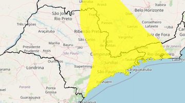 De acordo com o Inmet, a previsão é de chuva entre 20 a 30 mm/h ou até 50 mm/dia Todo o litoral de SP está em alerta amarelo para acumulados de chuva Mapa do estado de SP com indicação em amarelo de áreas com risco de acumulados de chuva - Reprodução/Inmet
