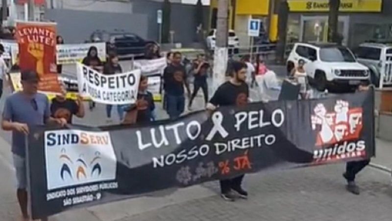 Ato público ocorreu nas ruas do centro de São Sebastião, na tarde de hoje (9) Servidores de São Sebastião realizam público por reajuste salarial - Foto: Reprodução/Facebook Sindserv