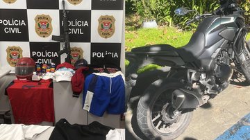 Moto roubada e réplica de fuzil estava em imóvel utilizado pelos criminosos Criminalidade em Santos - Divulgação Polícia Civil