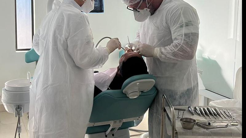Paciente durante atendimento no Centro Odontológico de Ilhabela Centro Odontológico de Ilhabela completa um ano com seis mil procedimentos Pessoa no dentista - Imagem: Divulgação / Prefeitura de Ilhabela
