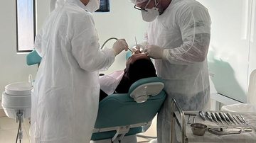 Paciente durante atendimento no Centro Odontológico de Ilhabela Centro Odontológico de Ilhabela completa um ano com seis mil procedimentos Pessoa no dentista - Imagem: Divulgação / Prefeitura de Ilhabela