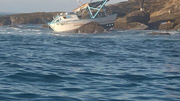 Embarcação destruída é encontrada na costa sul de São Sebastião Aviso aos navegantes: embarcação destruída é encontrada na costa sul de São Sebastião - Foto: SOS Mayday