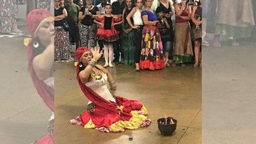 Os convites da festa custam R$ 10 reais e será arrecadado 1 kg de alimento não-perecível Vai ter festa cigana em Guarujá no próximo sábado (6) Apresentação de dança cigana - Divulgação/Prefeitura de São Vicente