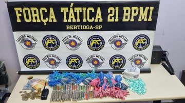 Homens foram presos em flagrante em posse de drogas, rádio comunicador e R$ 148,00  Drogas apreendidas na ação policial em Bertioga - Divulgação PM