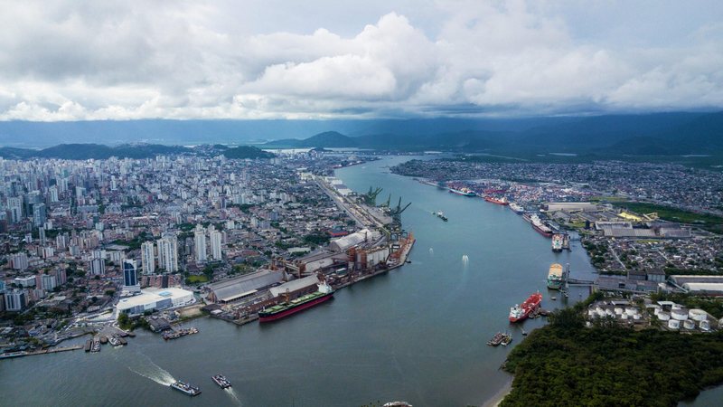 Movimentação de cargas ultrapassou 15,6 milhões de toneladas em junho Porto de Santos: prévia mostra junho como melhor mês da história na movimentação de cargas Porto de Santos visto do alto - APS