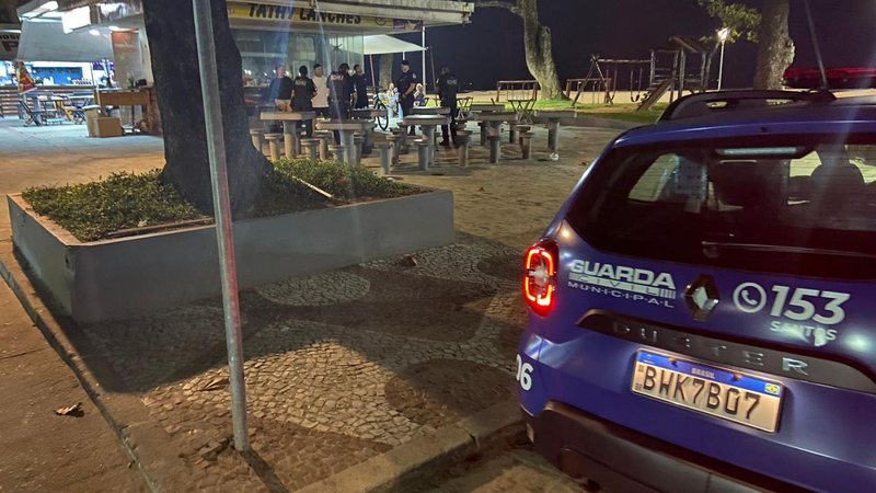 Equipe da GCM realizava patrulhamento na venida Presidente Wilson quando avistou dois homens e uma mulher sentados em uma mesa de um quiosque em atitude suspeita Mulher é presa por tráfico de drogas em plena orla de Santos Viatura da GCM próxima a quiosque - Divulgação/Prefeitura de Santos