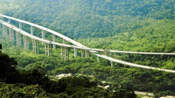 Obras têm como objetivo manter a qualidade das rodovias, a segurança viária e o conforto dos usuários Sistema Anchieta-Imigrantes passa por obras e serviços nesta semana Trecho de serra da rodovia dos Imigrantes - Divulgação/Ecovias