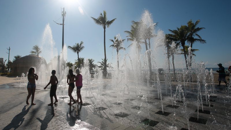 A fonte interativa tem cerca de 140 m² com jatos ornamentais de água reaproveitável Fonte d'água interativa é opção de passeio no feriadão em Praia Grande Fonte interativa de Praia Grande - Prefeitura de Praia Grande