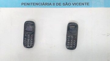 Micro celulares foram apreendidos com irmã de preso em São Vicente Celular no presidio - Divulgação SAP
