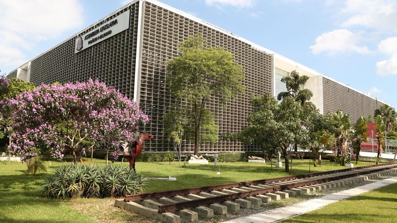 Deputados aprovaram nesta quarta-feira (10) o projeto de lei encaminhado pelo governador Tarcísio de Freitas ALESP Fachada do prédio da Assembleia Legislativa com o jardim em volta - Arquivo
