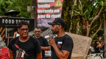 Fábio Chagas, membro do Coletivo Caiçara e Nego Val, liderança comunitária da da Vila Sahy, durante protesto por moradia digna na Barra do Sahy - Lucas Lacaz, FunBEA