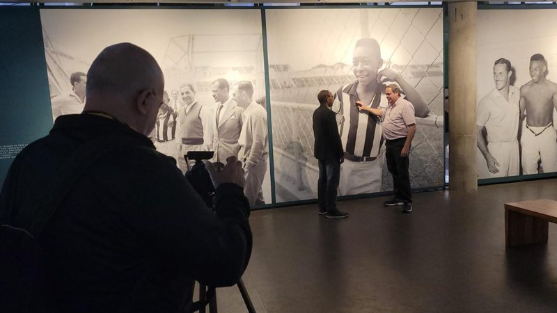 O repórter da TV do Catar classificou o Museu Pelé como “fascinante” Santos: TV do Catar visita Museu Pelé Equipe da TV do Catar dentro do Museu Pelé - Prefeitura de Santos