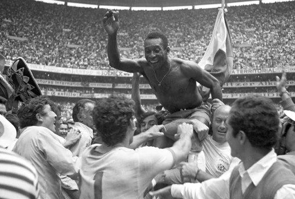 Pelé comemora o terceiro título mundial da seleção na Copa de 1970 no México PELÉ COPA 1970 Carregado no ombros, Pelé comemora mais um título com a Seleção Brasileira. - https://www.rootsoffight.com/