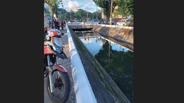 Corpo de homem de 66 anos foi encontrado no Canal 1 em Santos Cadáver é encontrado em canal de Santos Policiais, socorristas e cadáves à beira de canal em avenida - Imagem: Reprodução / Redes Sociais