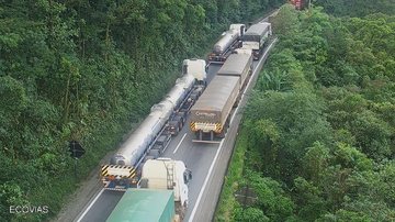 Km 43 da rodovia Anchieta Caminhão tomba e trava mais de 10 km da Anchieta Rodovia congestionada - Imagem: Ecovias