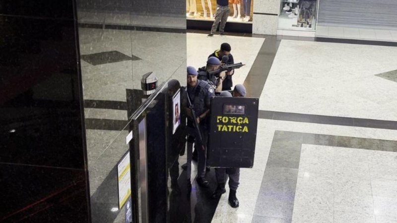 Simulação aconteceu na noite de terça-feira (23), no Brisamar Shopping Operação policial simula atendimento a assalto em shopping de São Vicente Policias Militares durante simulação de atendimento a assalto em shopping de São Vicente - Divulgação/Prefeitura de São Vicente
