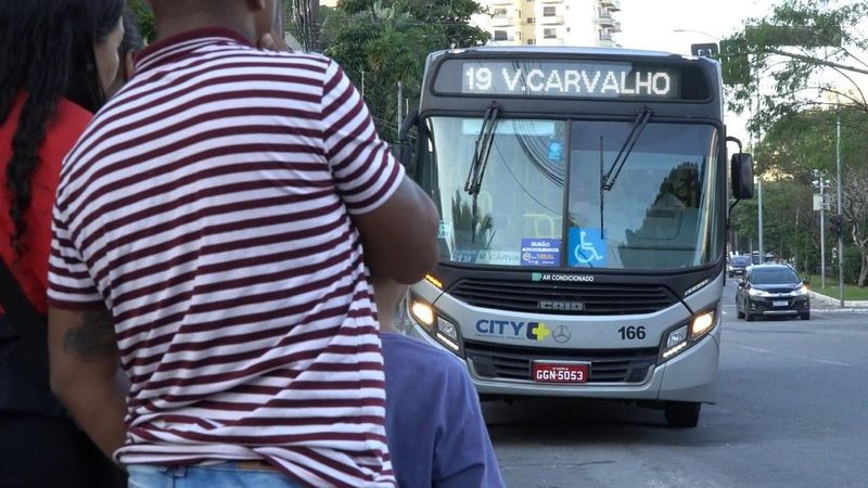 A Tarifa Social contempla todas as linhas regulares de ônibus operadas pela City Transporte Intermodal Mais de 50 mil passageiros aproveitam "busão" a R$ 1 em Guarujá Pessoas aguardando o ônibus em ponto de Guarujá - Prefeitura de Guarujá