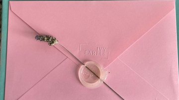 A EMTU preparou um papel de carta personalizado para a ação Em comemoração ao Dia dos Pais, vai ter oficina de cartas para passageiros do VLT Papel de carta personalizado da ação, em cor-de-rosa - Divulgação/EMTU