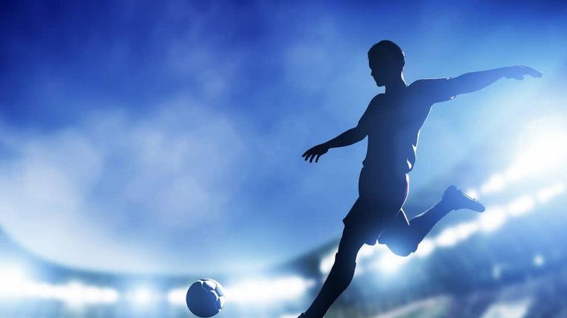 Função de criar jogadas diretas de gol está sendo cobrado até dos goleiros no futebol moderno. (Divulgação/Istock) - Betsul