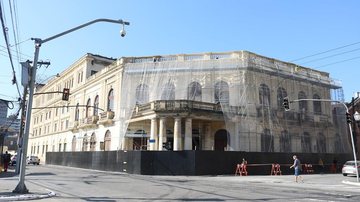 Com capacidade para 1 mil espectadores, o Coliseu possui a configuração atual desde 1924 Santos: restauração da fachada do Teatro Coliseu é retomada Teatro Coliseu em reformas - Raimundo Rosa/Prefeitura de Santos