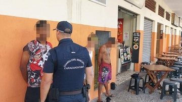 Três homens e uma mulher teriam furtado loja de artigos de praia no Martim de Sá GCM Caraguatatuba - Divulgação PMC