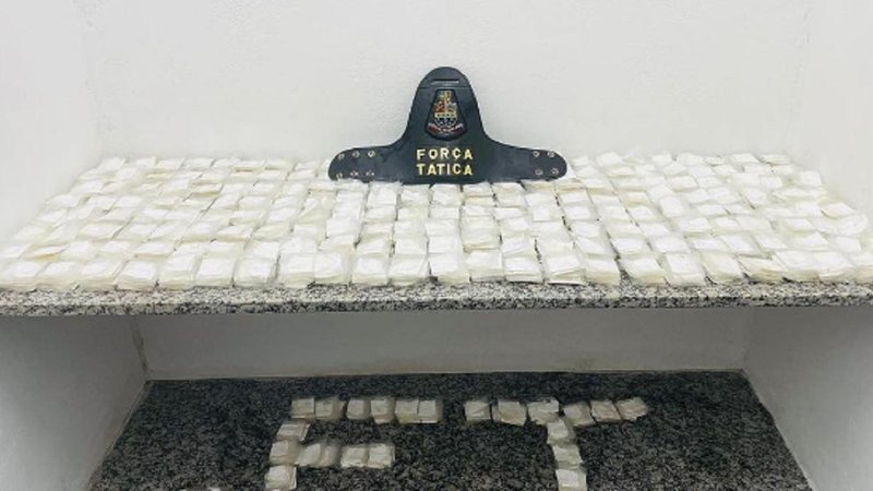 Drogas apreendidas pelos policiais em Caraguá Homem é preso com mais de 2kg de cocaína em Caraguatatuba drogas - Foto: PM