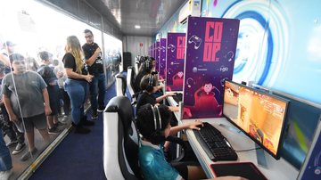 Serão mais de 40 horas de programação nos quatro dias de evento Praia Grande: Praia Games 2023 vai acontecer no Kartódromo Municipal Crianças em computador durante edição do Praia Games - Prefeitura de Praia Grande