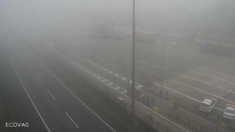 Km 31 da Via Anchieta tomado por neblina Neblina provoca bloqueios e 24 km de lentidão na Anchieta-Imigrantes Rodovia cheia de neblina - Imagem: Divulgação Ecovias