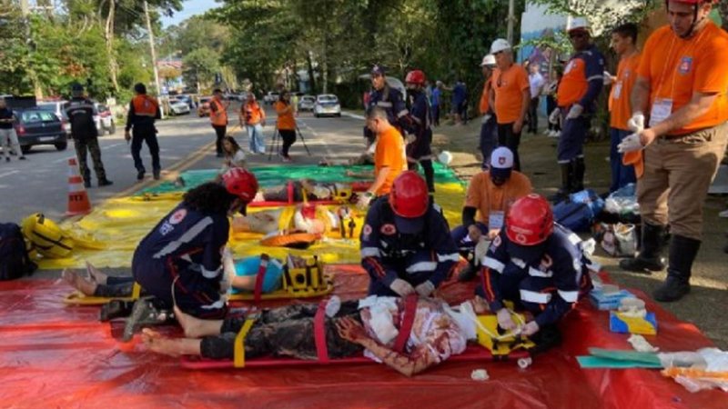 Em pouco mais de uma hora e meia, as equipes do Serviço de Atendimento Móvel de Urgência (Samu), Defesa Civil de São Sebastião e Corpo de Bombeiros realizaram o resgate de 8 ‘vitimas’ de escorregamento de encosta Mais de 400 pessoas participam da realizaçã - Foto: Prefeitura de São Sebastião