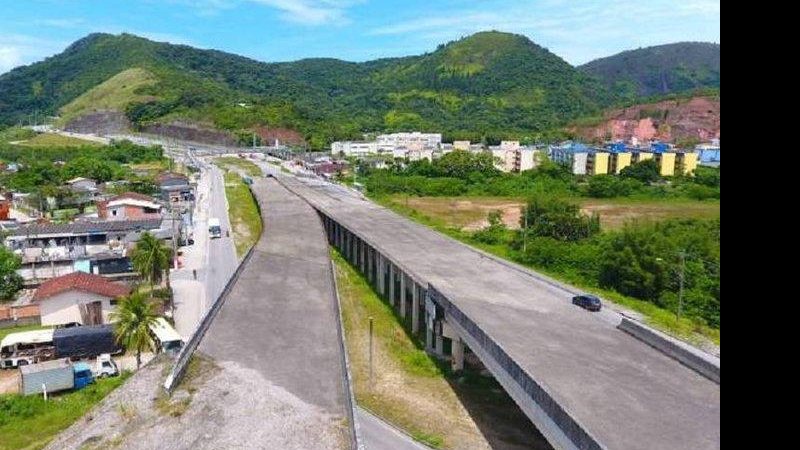 Viaduto fará a interligação da rodovia dos Tamoios no perímetro urbano de Caraguatatuba com os Contornos Caraguatatuba: Concessionária Tamoios realiza obras na região urbana a partir de segunda (14) Trecho urbano da rodovia dos Tamoios em Caraguatatuba - Divulgação