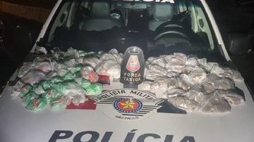 Drogas apreendidas pelos policiais no bairro Topolândia, em São Sebastião Em São Sebastião, homem é preso com mais de 6,7kg de drogas na Topolândia - Foto: PM