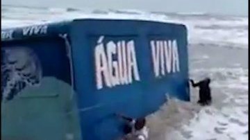 Trailer de praia é arrastado pela força das ondas - Reprodução WhatsApp
