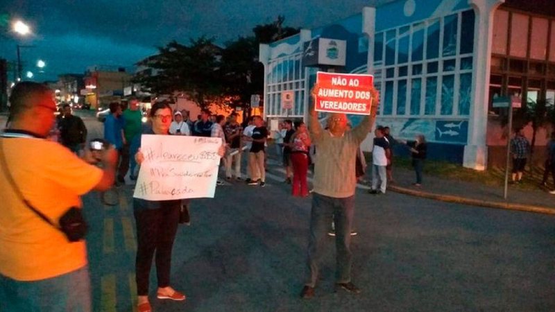 Imagem Vereadores reajustam próprios salários em 66%