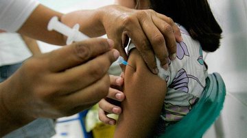 Crianças a partir dos nove meses podem se vacinar contra a febre amarela Vacinação febre amarela Criança tomando a vacina contra febre amarela - Divulgação/PMG