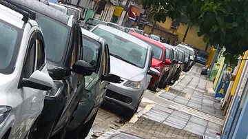 Carros estacionados no Centro Histórico de São Sebastião, região onde há falta de vagas para estacionamento e onde poderá ser implantado o sistema de Zona Azul - Reginaldo Pupo/JCN