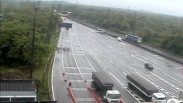 A rodovia dos Imigrantes está com tráfego intenso, sentido São Paulo, do km 57,9 ao km 40. Também do km 60 ao 58, sentido Capital, o tráfego é lento devido ao excesso de veículos. - Reprodução/Ecovias