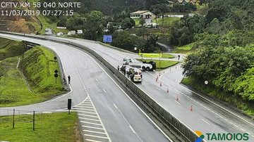 Ponto de bloqueio da rodovia dos Tamoios, que está interditada desde e a noite do último domingo, sem previsão de liberação - Divulgação